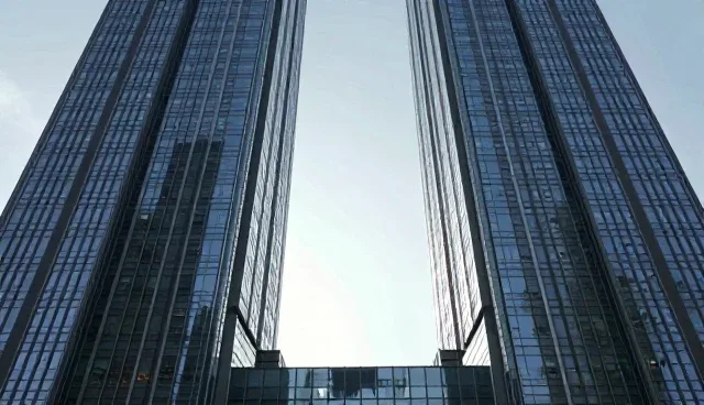泉州网站设计:两种做法对比及实际取舍